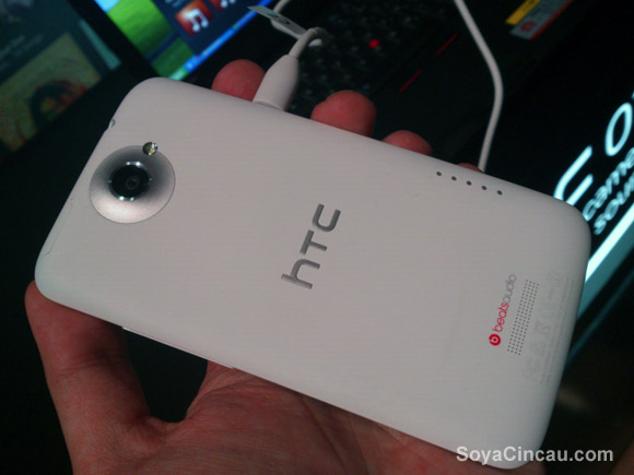 120331-htc-one-x-hands-on-3
