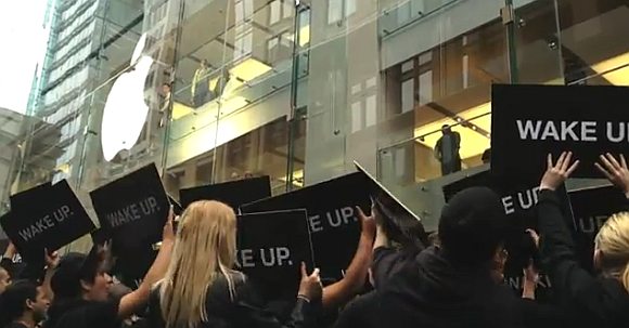 120501-apple-store-wake-up-02