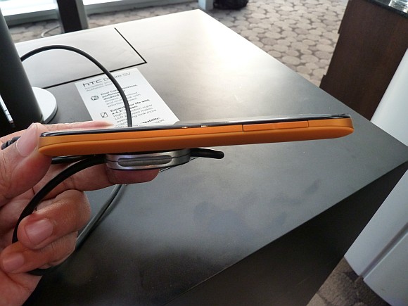 121002-htc-desire-sv-06