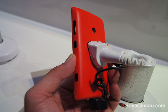 130305-nokia-lumia-520-05