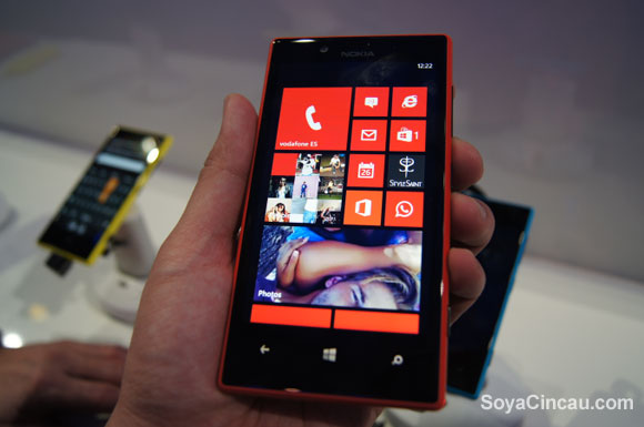 130305-nokia-lumia-720-03