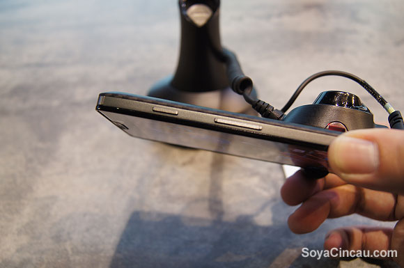 130309-motorola-razr-hd-06