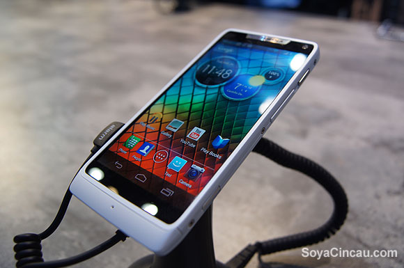 130309-motorola-razr-i-01