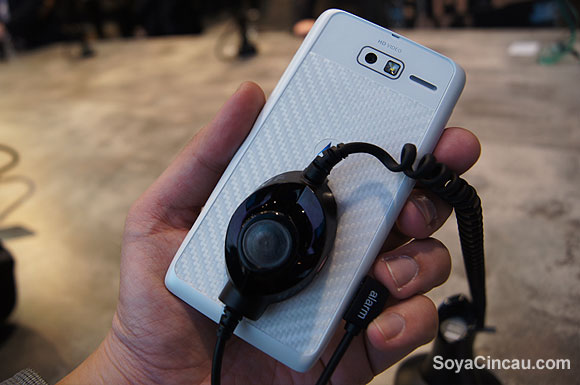 130309-motorola-razr-i-02