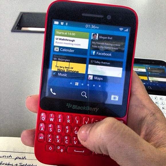 130506-blackberry-r10-red