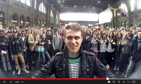 130529-Galaxy-S4-StareDown