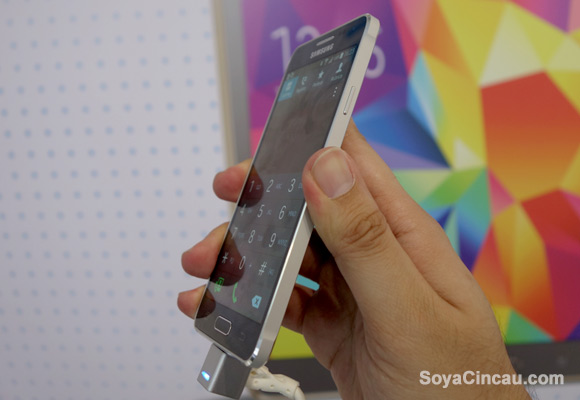 140912-samsung-galaxy-alpha-hands-on-03