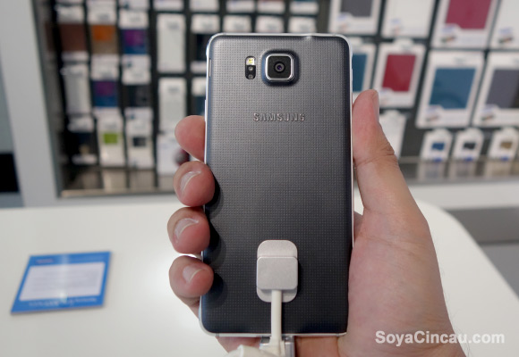 140912-samsung-galaxy-alpha-hands-on-08
