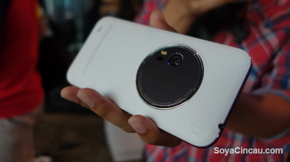 160114-asus-zenfone-zoom-hands-on-12