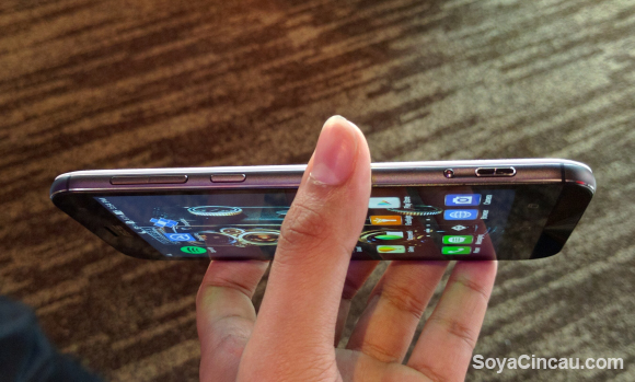 160114-asus-zenfone-zoom-hands-on-9