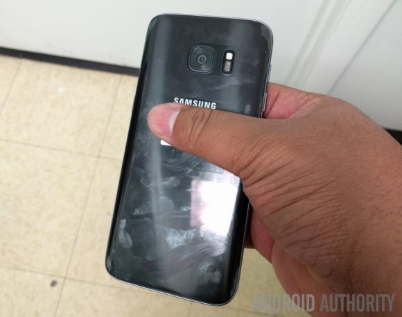 160217-samsung-galaxy-s7-leak-hands-on