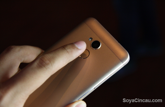 160513-zte-blade-v7-lite-max-hands-on-12