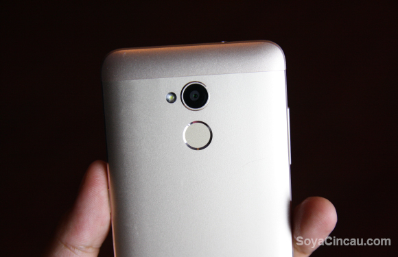 160513-zte-blade-v7-lite-max-hands-on-8