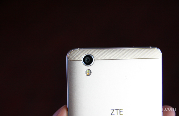 160513-zte-blade-v7-max-hands-on-5