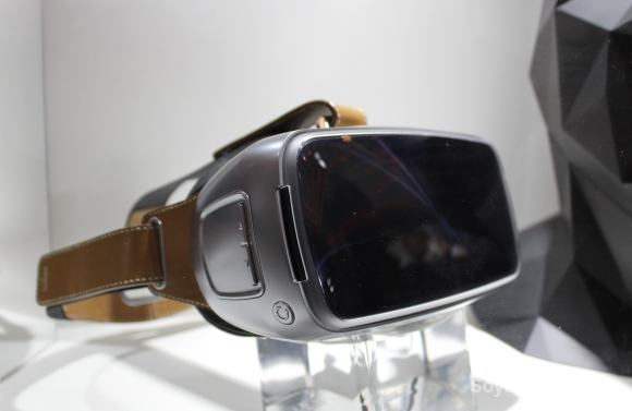 160530-asus-vr-headset-2