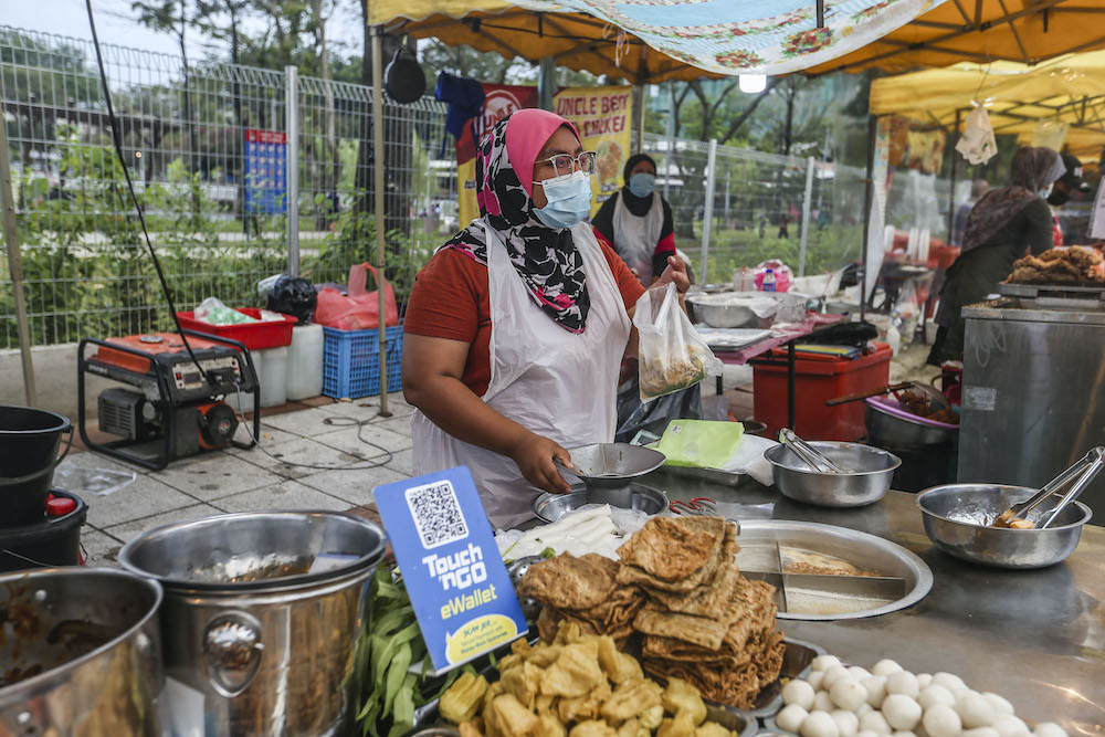 How Malaysian sellers switch from cashonly to cashless to survive